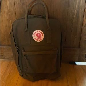 Fallraven kanken pack in olive colour.